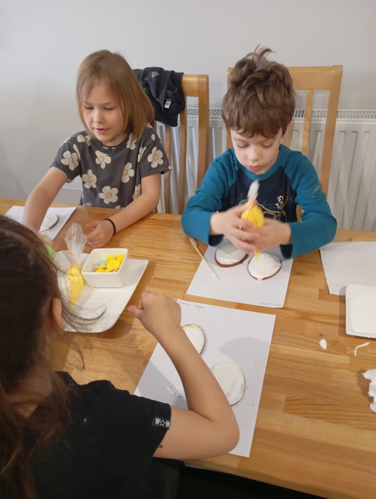 Warsztaty wielkanocne w Willi Moćkówka w Busku-Zdroju. Grupa "Pszczółki".