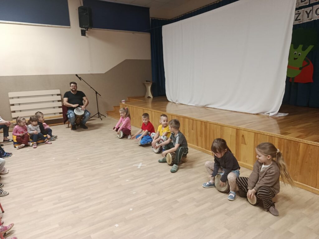 WARSZTATY BĘBNIARSKIE - GRUPA ŻYRAFKI