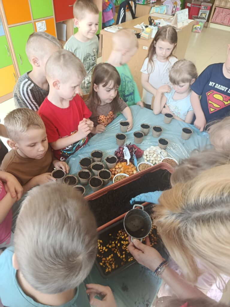 Wiosenne sadzenie w grupie Żyrafki 