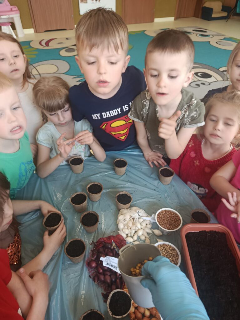 Wiosenne sadzenie w grupie Żyrafki 