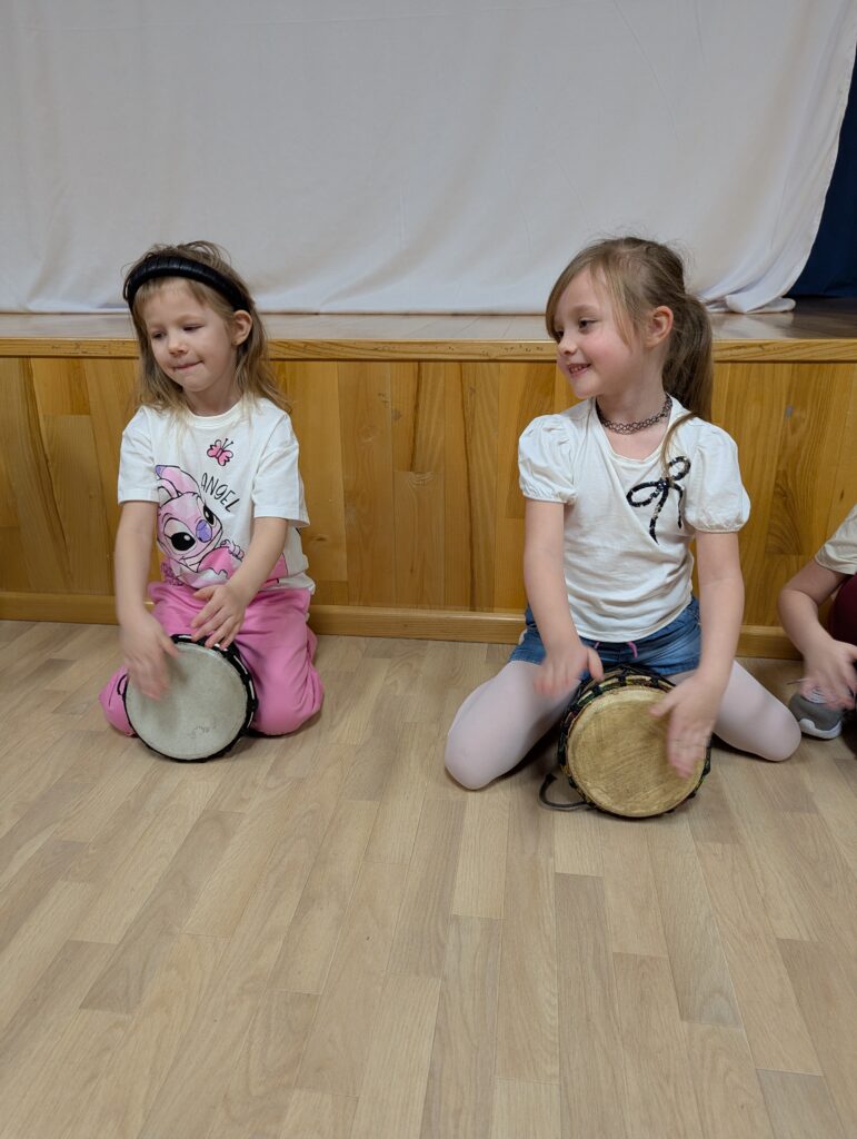 Gramy na bębnach.