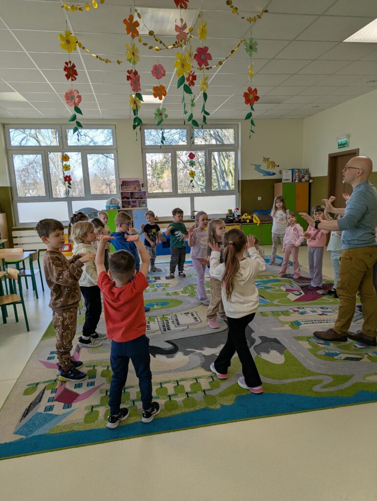 Zajęcia z rytmiki w grupie Tygryski 