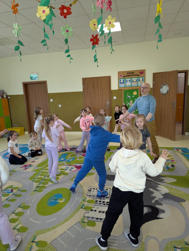 Zajęcia z rytmiki w grupie Tygryski 