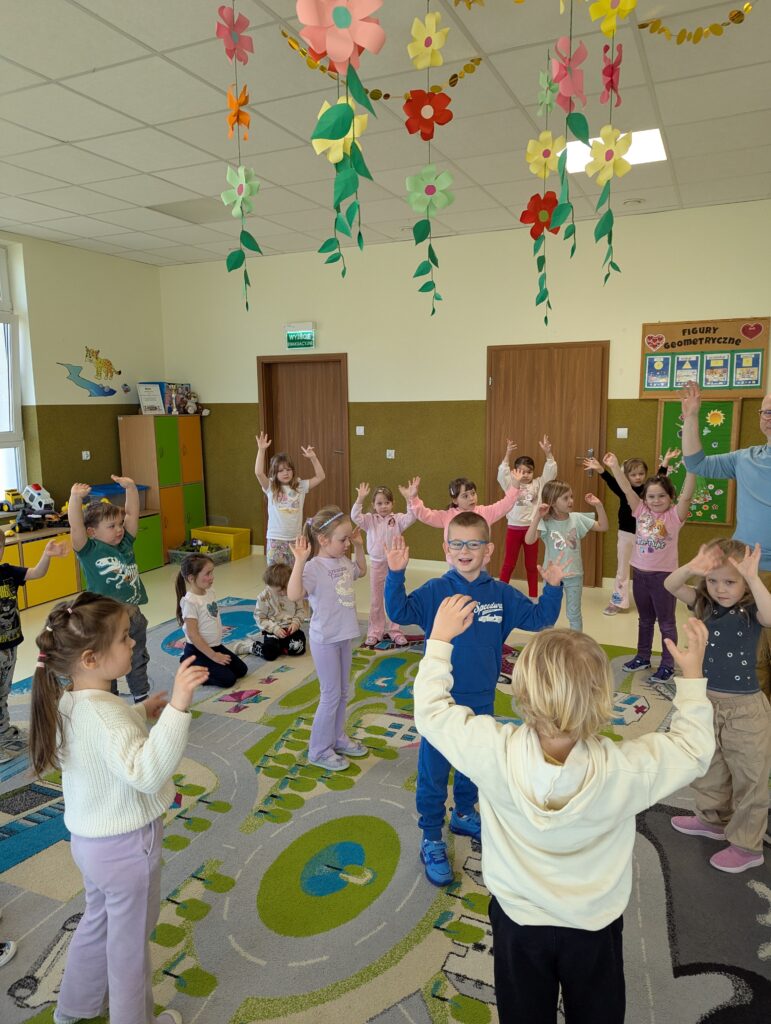 Zajęcia z rytmiki w grupie Tygryski 