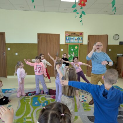 Zajęcia z rytmiki w grupie Tygryski