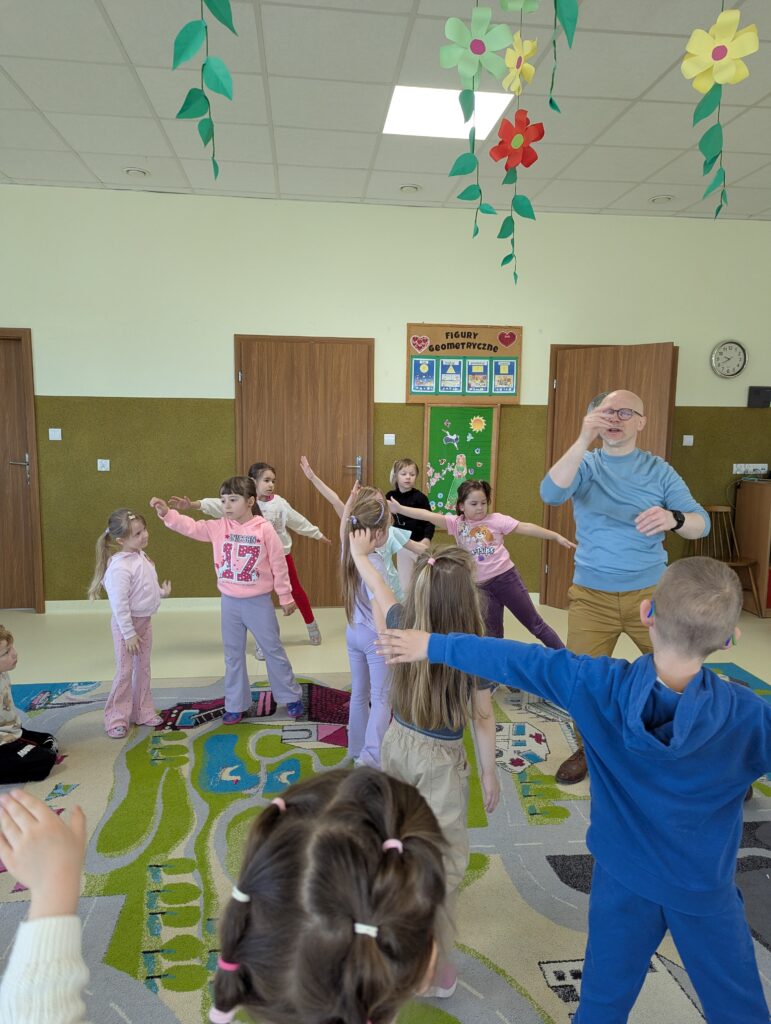 Zajęcia z rytmiki w grupie Tygryski 