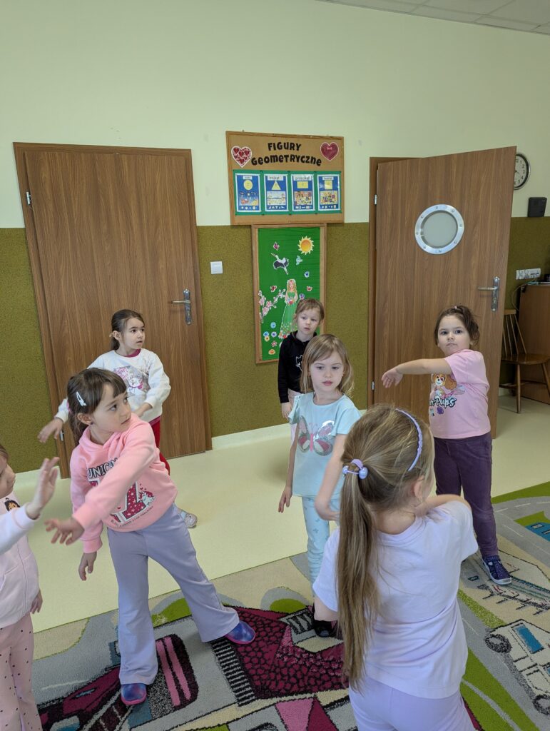 Zajęcia z rytmiki w grupie Tygryski 