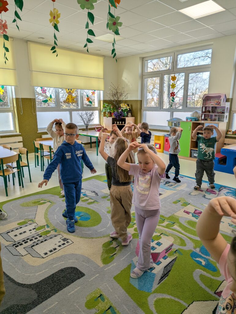 Zajęcia z rytmiki w grupie Tygryski 