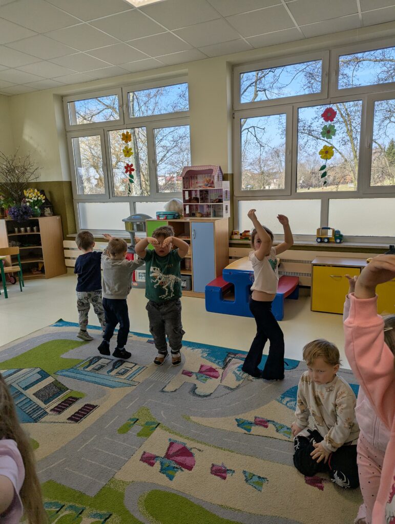 Zajęcia z rytmiki w grupie Tygryski 