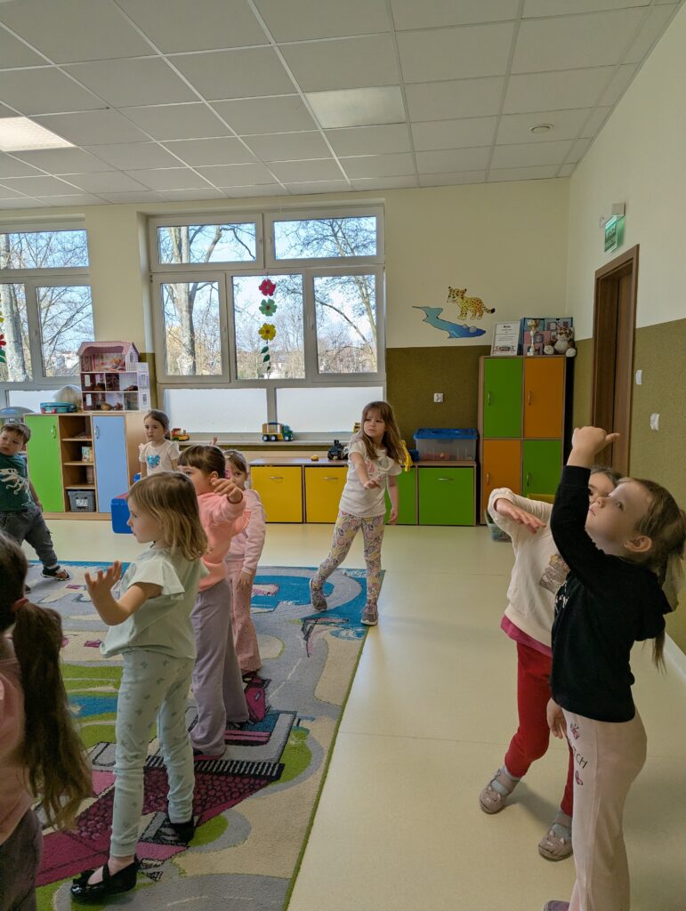 Zajęcia z rytmiki w grupie Tygryski 