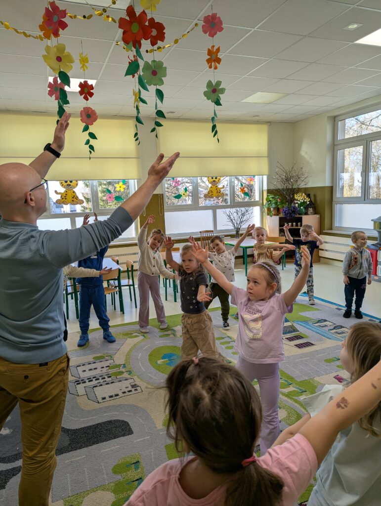 Zajęcia z rytmiki w grupie Tygryski 