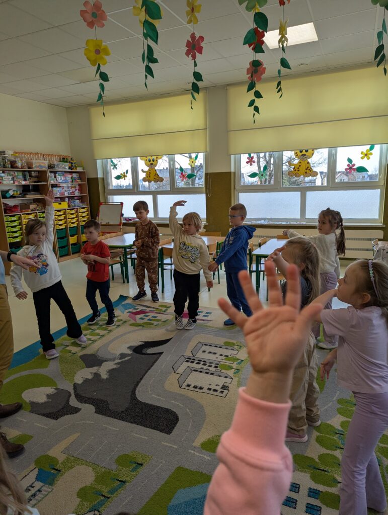 Zajęcia z rytmiki w grupie Tygryski 