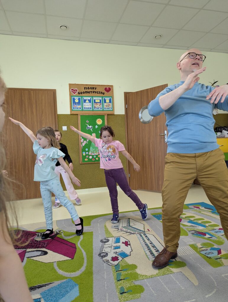 Zajęcia z rytmiki w grupie Tygryski 