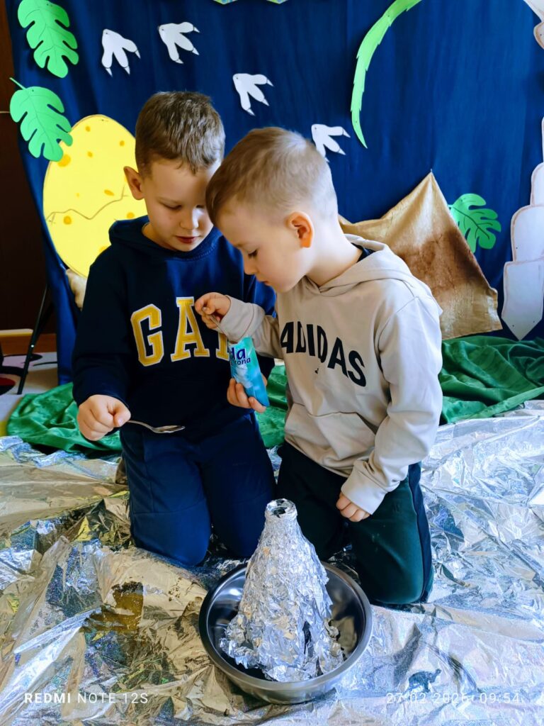 Eksepryment "WULKAN" w grupie "Motylki".