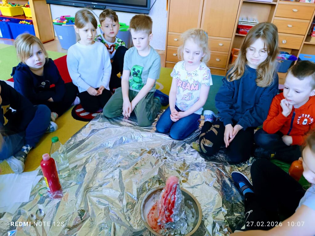 Eksepryment "WULKAN" w grupie "Motylki".