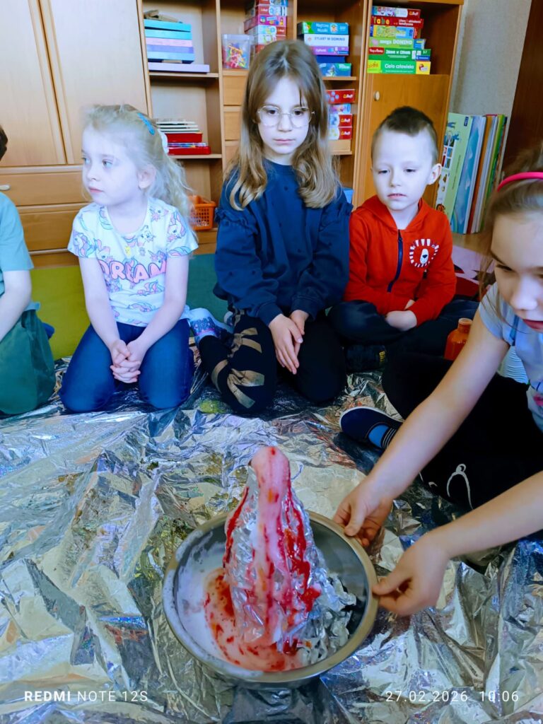 Eksepryment "WULKAN" w grupie "Motylki".