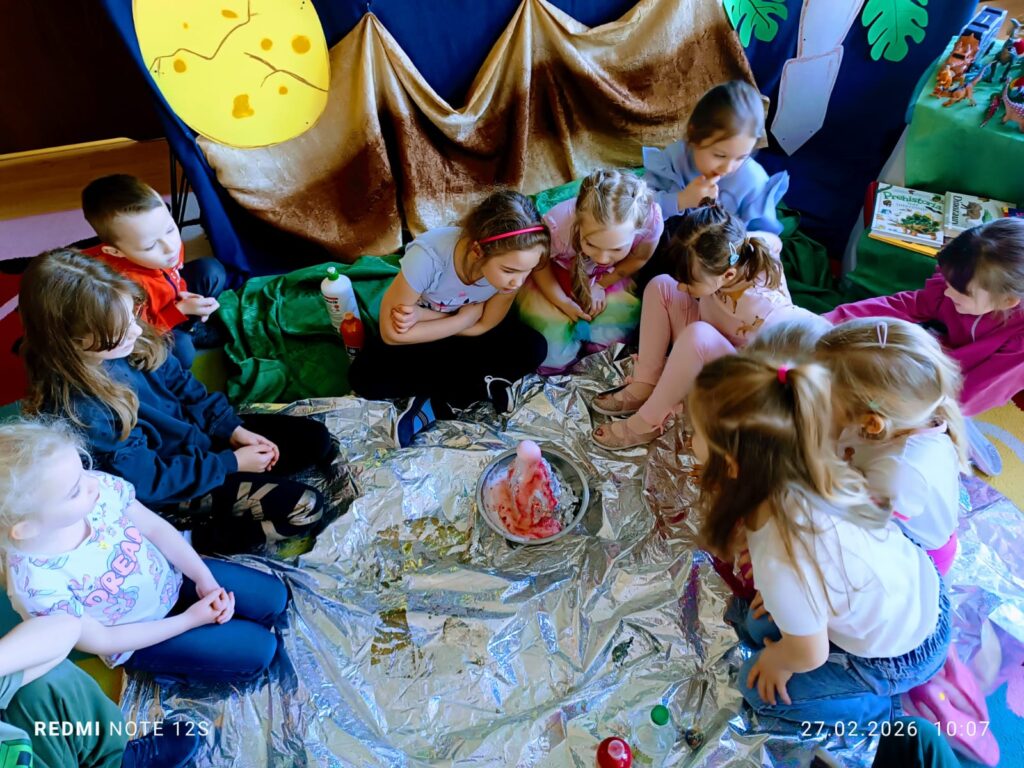 Eksepryment "WULKAN" w grupie "Motylki".