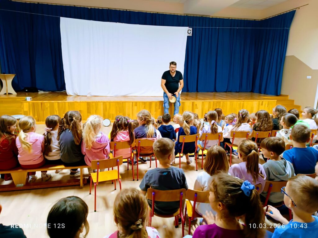 Warsztaty gry na bębnach - grupa "Motylki".