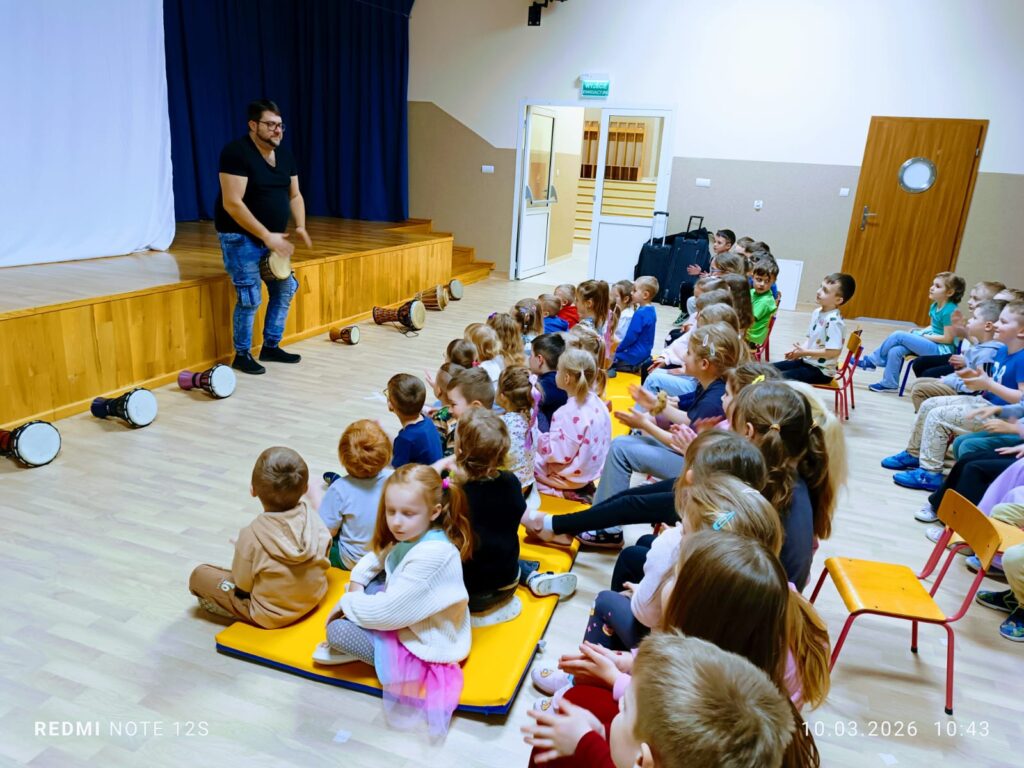 Warsztaty gry na bębnach - Grupa "Wiewiórki".