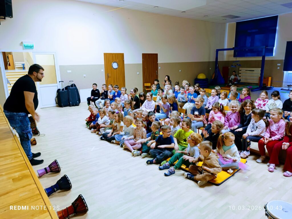 Warsztaty gry na bębnach - grupa "Motylki".