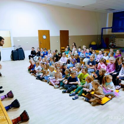 Warsztaty gry na bębnach - grupa "Pszczółki".