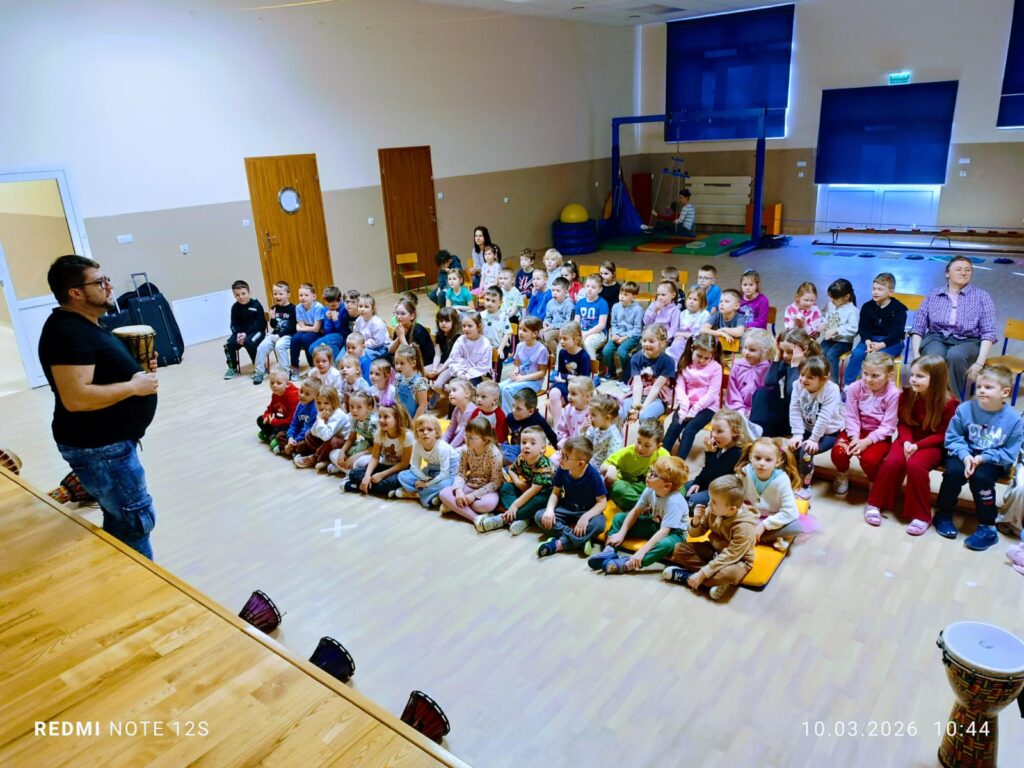 Warsztaty gry na bębnach - grupa "Pszczółki".