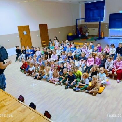 Warsztaty gry na bębnach - grupa "Motylki".