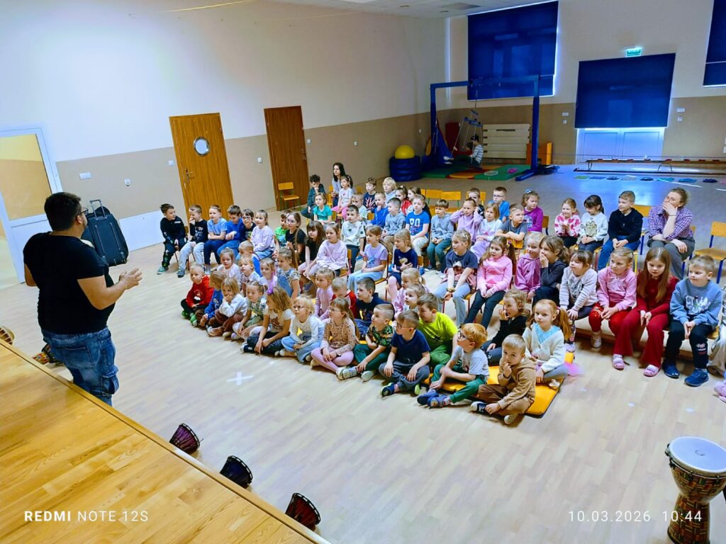 Warsztaty gry na bębnach - Grupa "Wiewiórki".