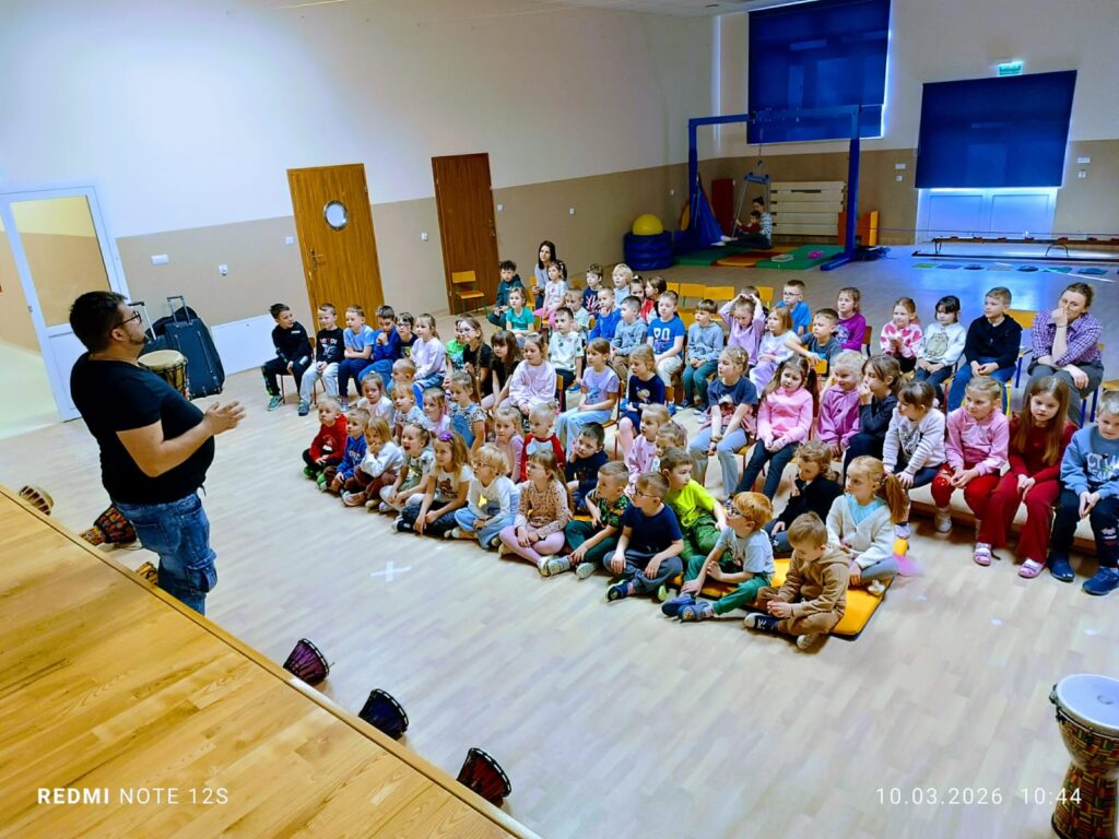 Warsztaty gry na bębnach - grupa "Pszczółki".