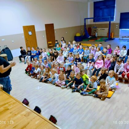 Warsztaty gry na bębnach - Grupa "Wiewiórki".