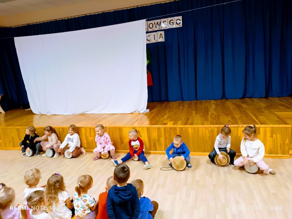 Warsztaty gry na bębnach - Grupa "Wiewiórki".