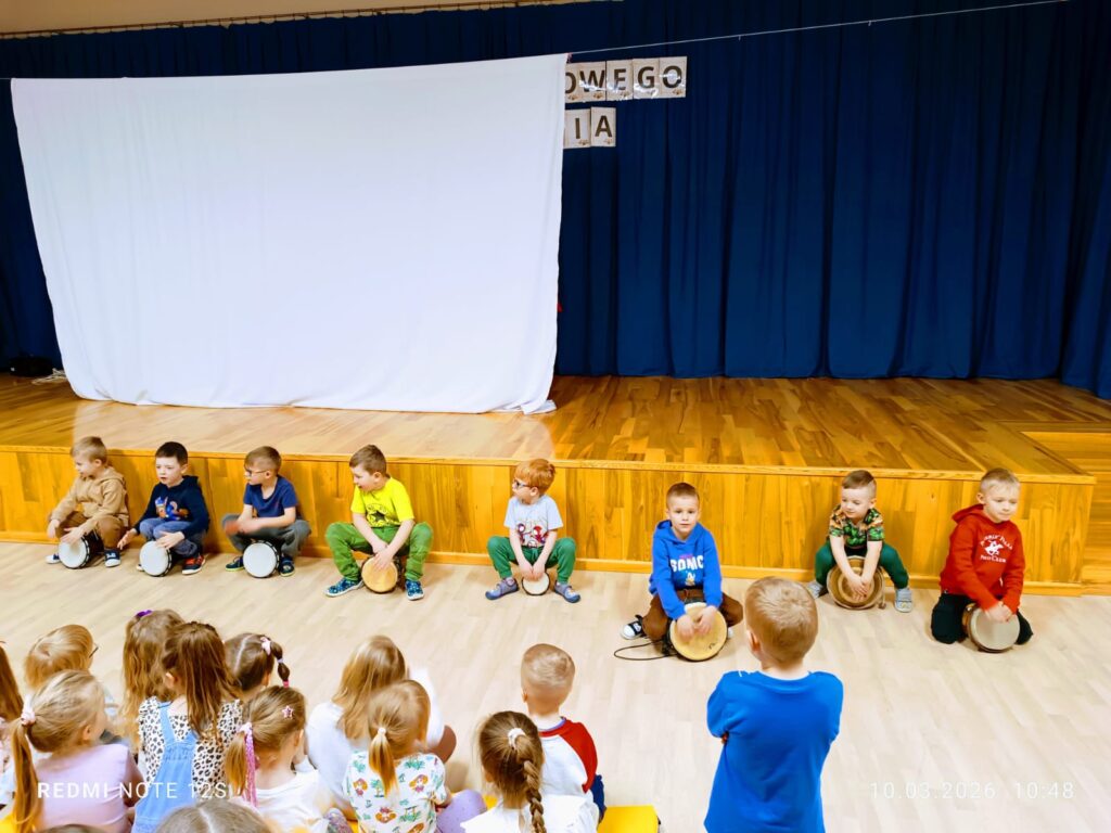 Warsztaty gry na bębnach - Grupa "Wiewiórki".