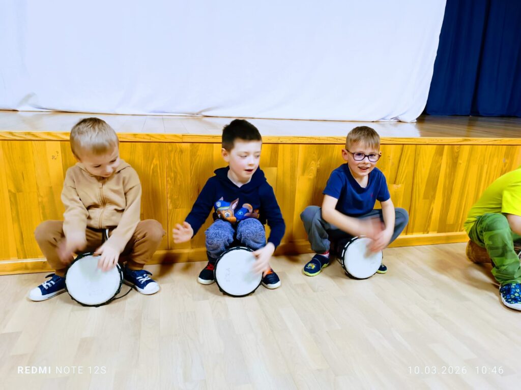 Warsztaty gry na bębnach - Grupa "Wiewiórki".