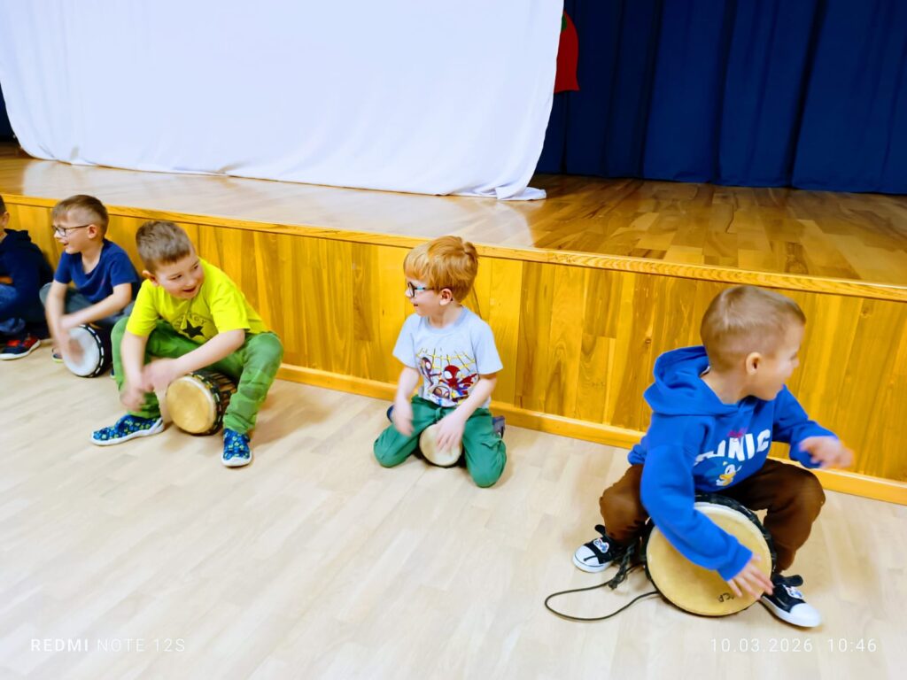Warsztaty gry na bębnach - Grupa "Wiewiórki".