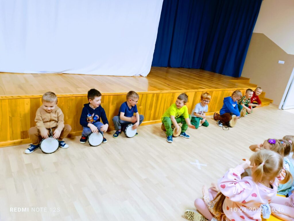 Warsztaty gry na bębnach - Grupa "Wiewiórki".