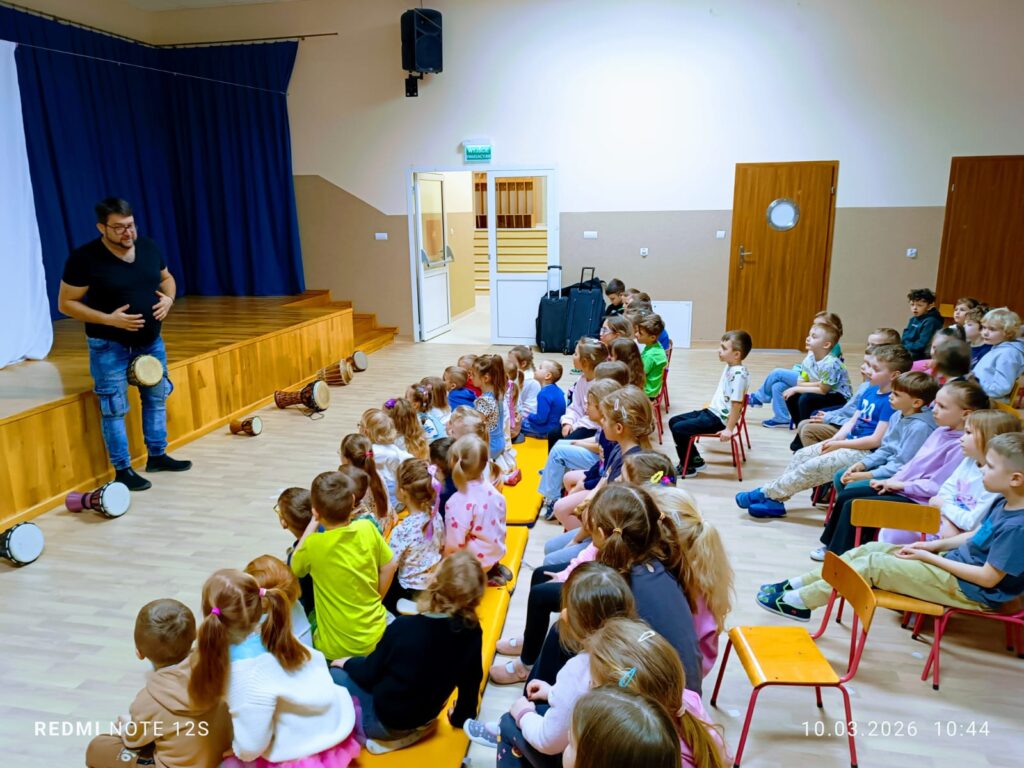 Warsztaty gry na bębnach - grupa "Pszczółki".