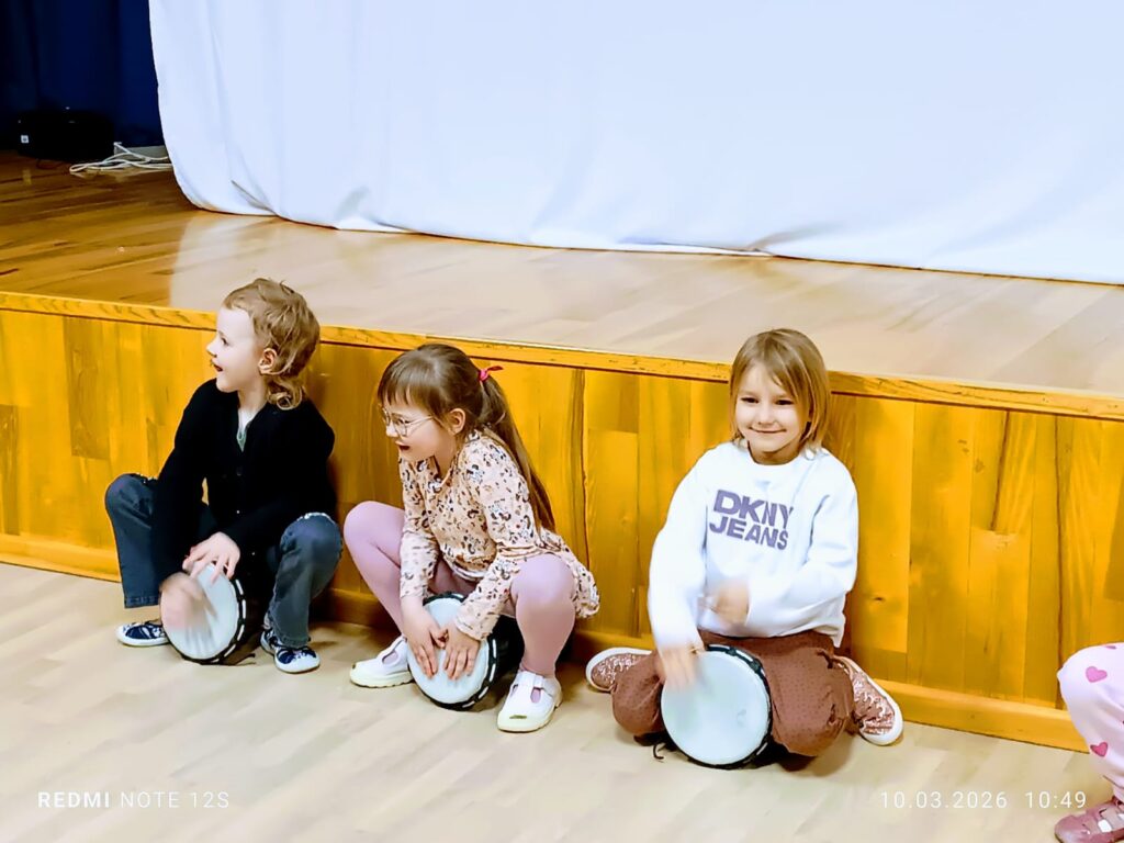 Warsztaty gry na bębnach - Grupa "Wiewiórki".