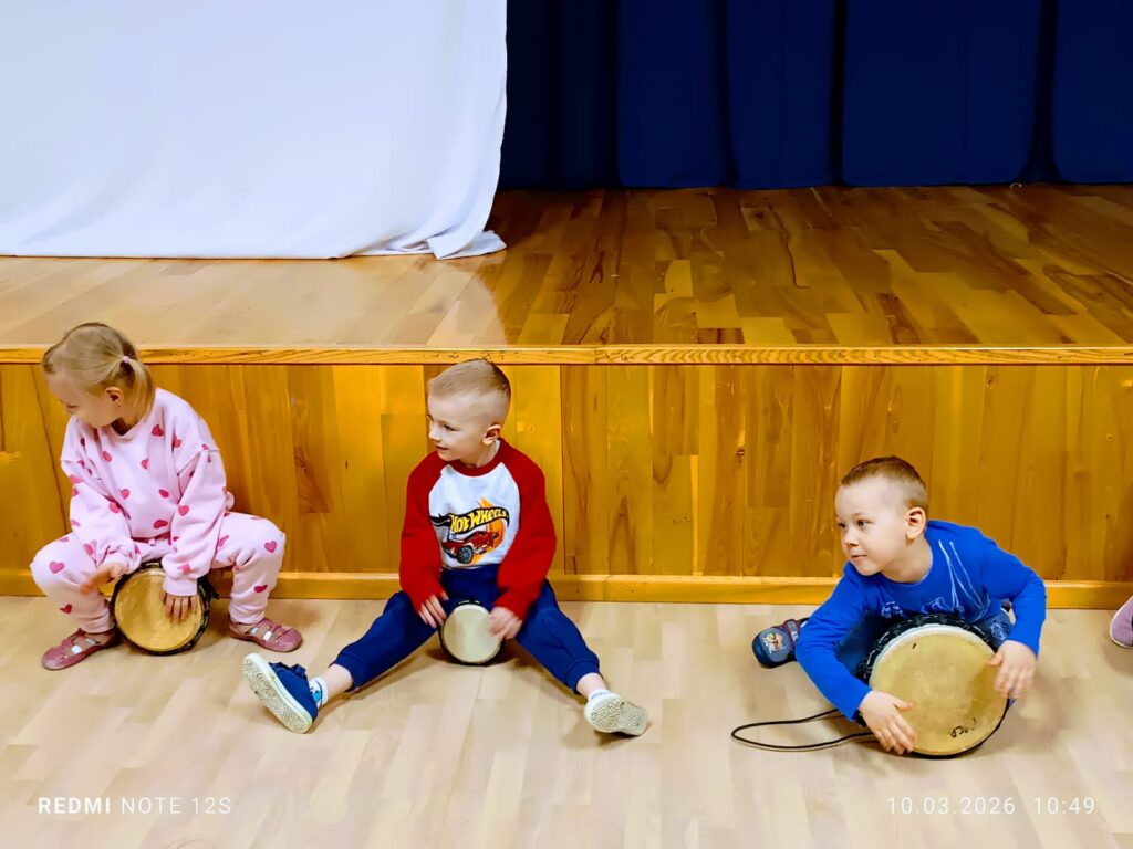 Warsztaty gry na bębnach - Grupa "Wiewiórki".