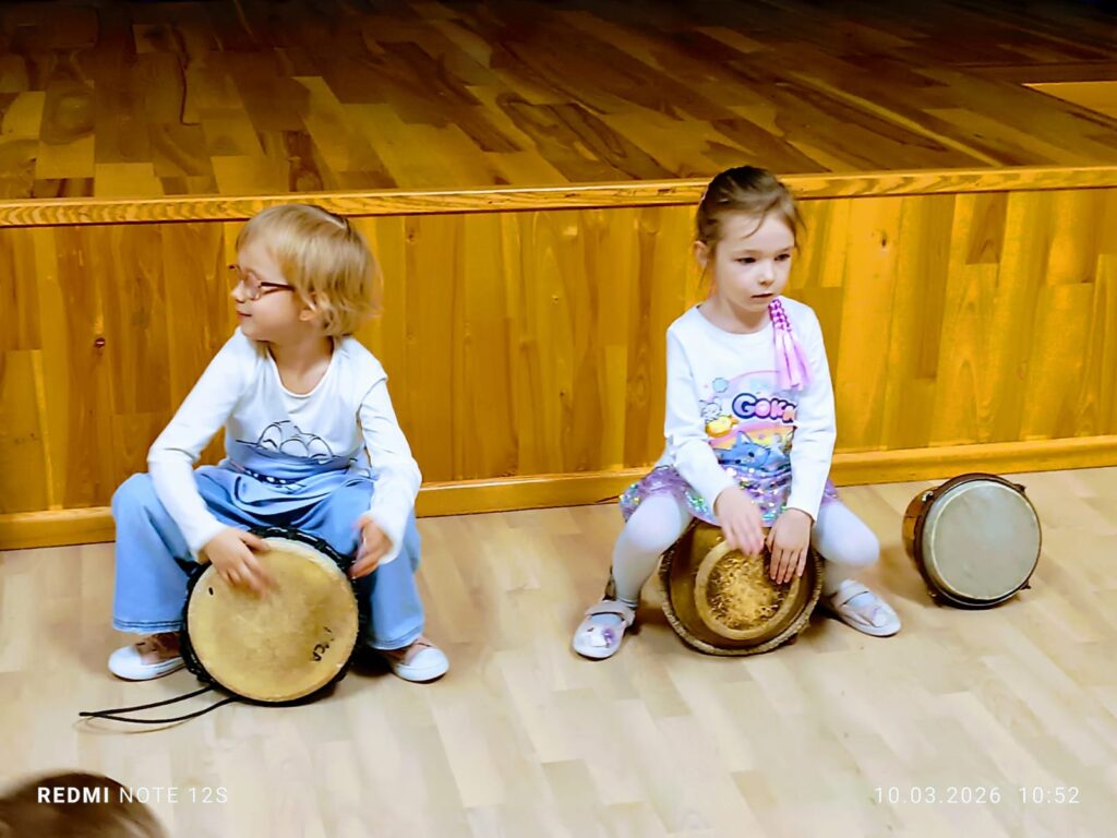 Warsztaty gry na bębnach - Grupa "Wiewiórki".