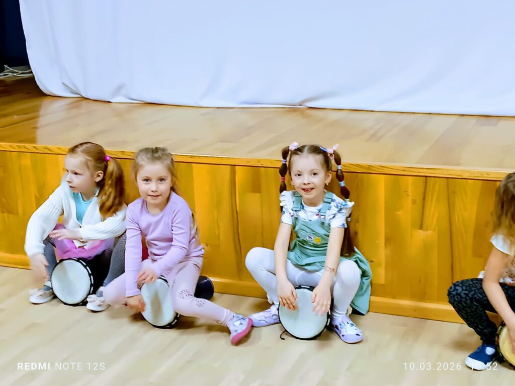 Warsztaty gry na bębnach - Grupa "Wiewiórki".