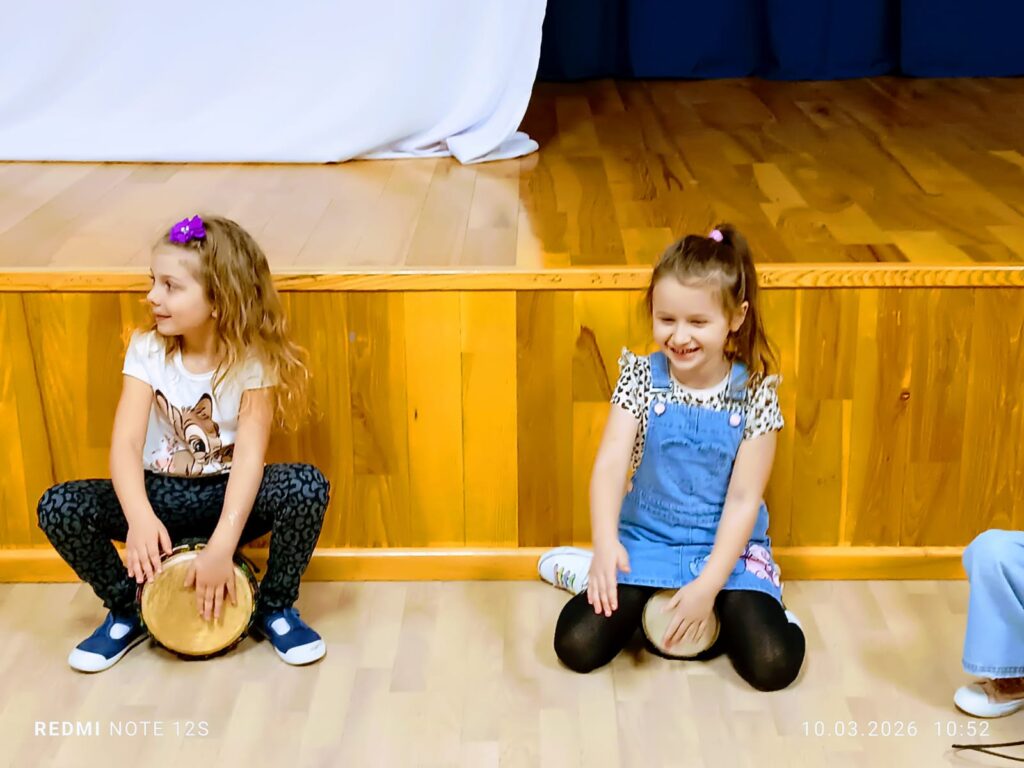 Warsztaty gry na bębnach - Grupa "Wiewiórki".