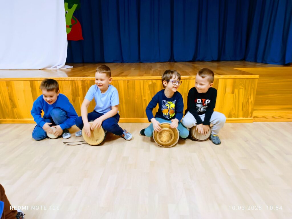 Warsztaty gry na bębnach - grupa "Motylki".