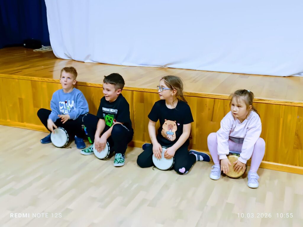Warsztaty gry na bębnach - grupa "Motylki".