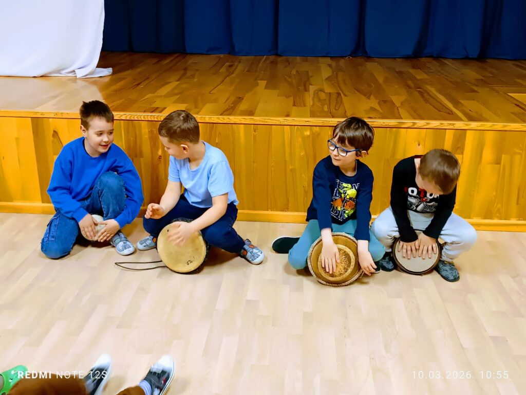 Warsztaty gry na bębnach - grupa "Motylki".
