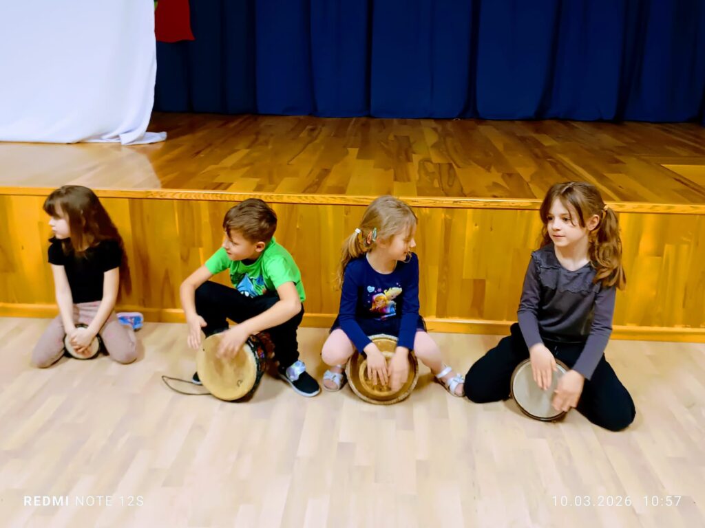 Warsztaty gry na bębnach - grupa "Motylki".