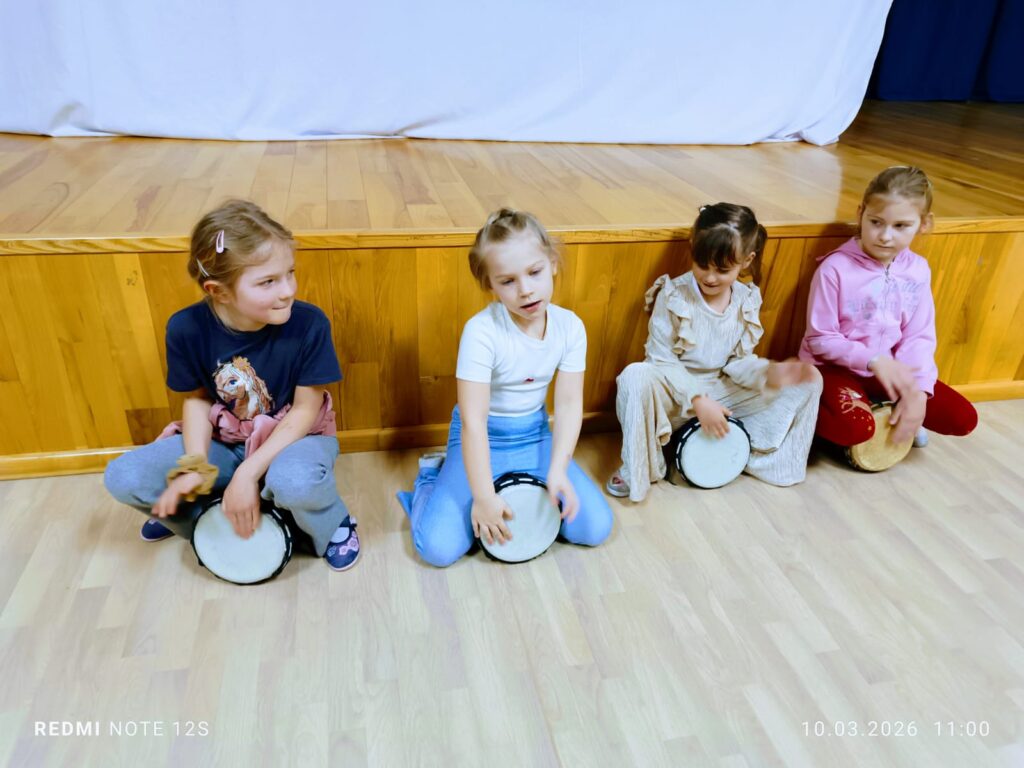 Warsztaty gry na bębnach - grupa "Motylki".