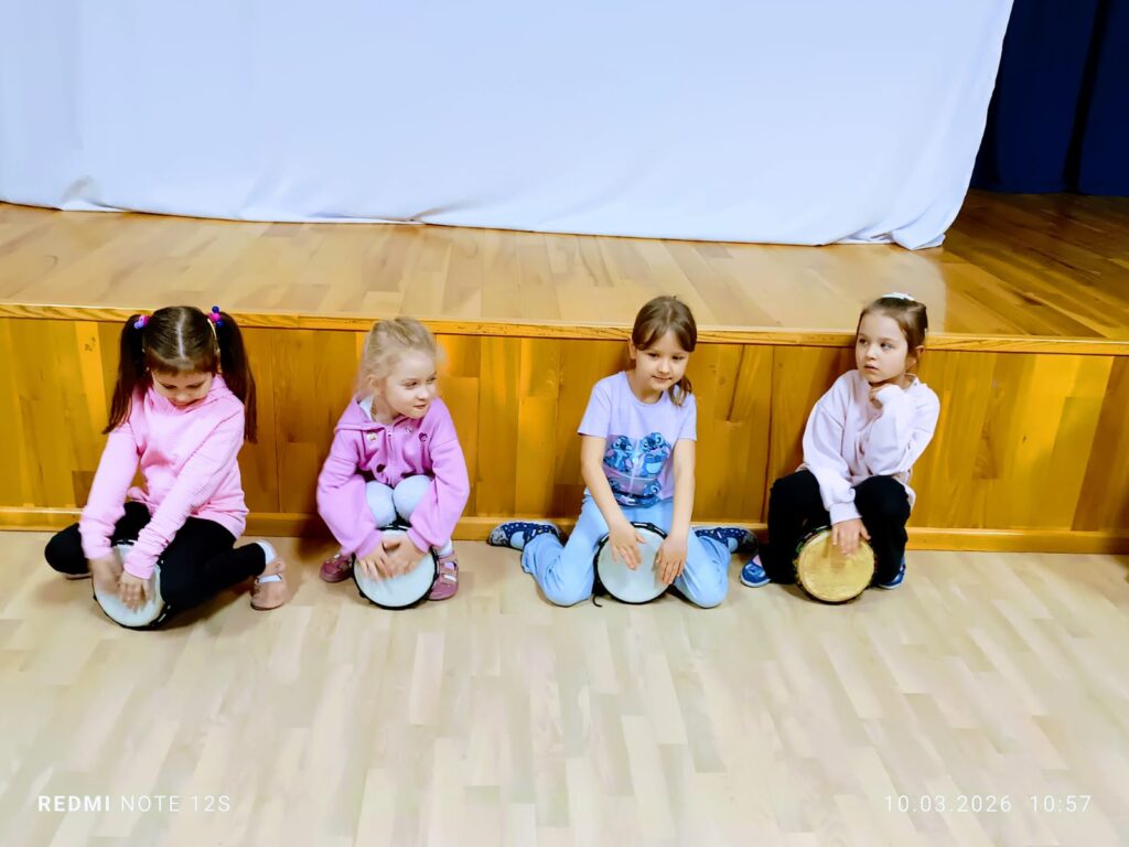 Warsztaty gry na bębnach - grupa "Motylki".