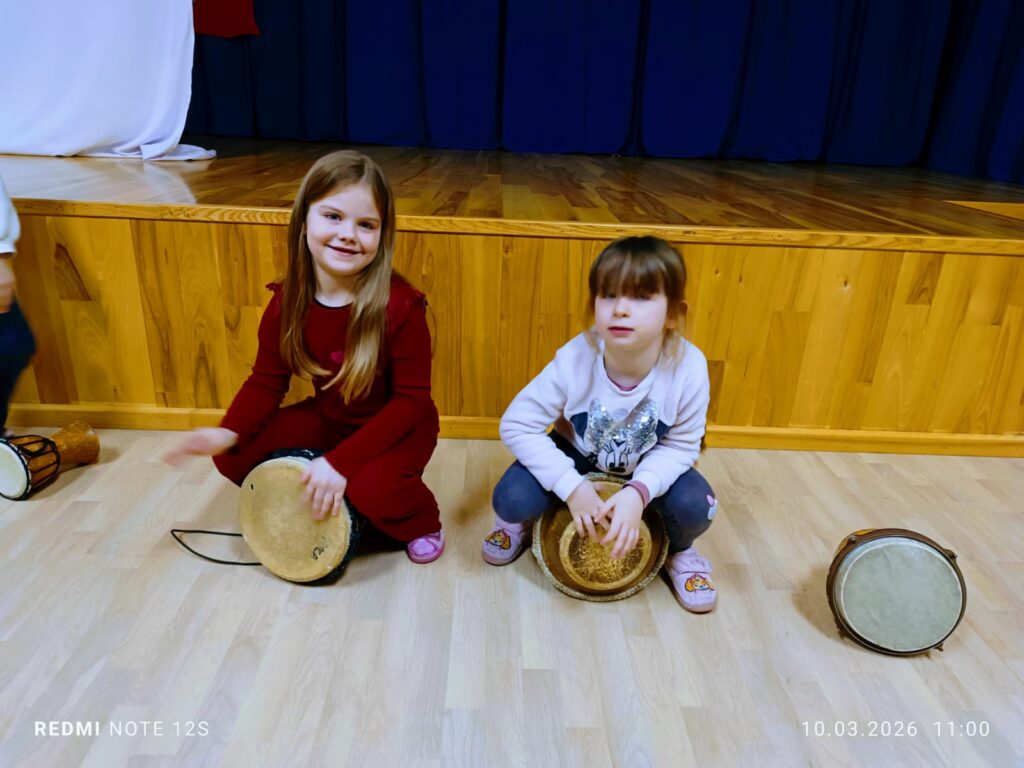 Warsztaty gry na bębnach - grupa "Motylki".