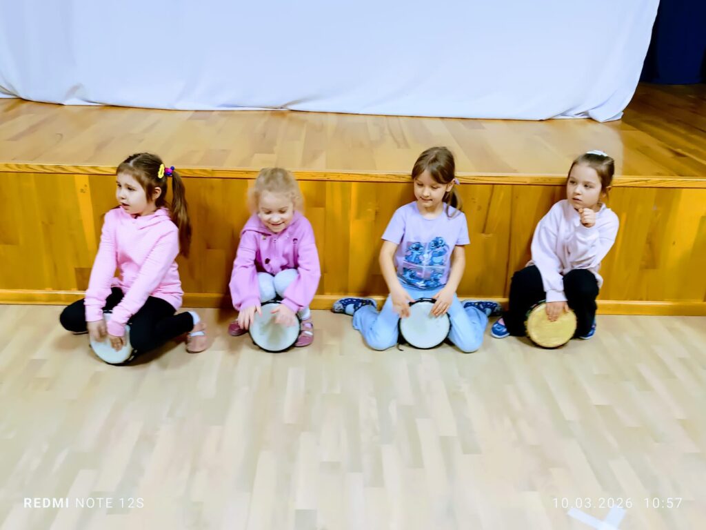 Warsztaty gry na bębnach - grupa "Motylki".