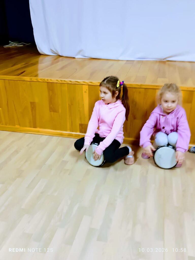 Warsztaty gry na bębnach - grupa "Motylki".